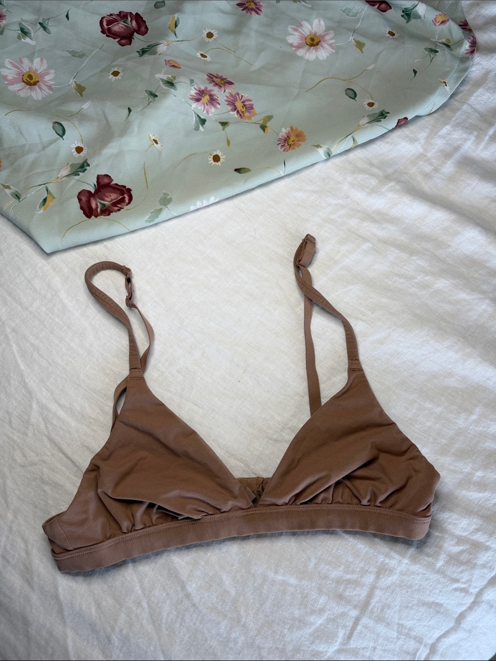 SKIMS - Triangle Bralette
Color: Taupe